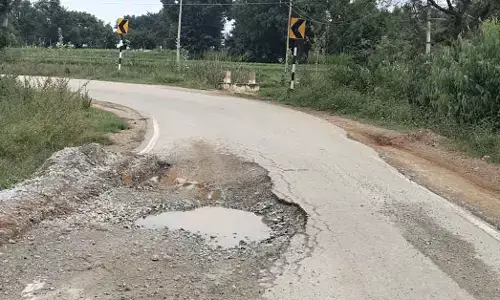 ಗುಡಿಬಂಡೆ: ಗುಂಡಿಗಳಾಗಿ ಮಾರ್ಪಟ್ಟ ಟಾರ್ ರಸ್ತೆ