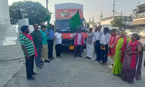 ರಾಯಚೂರು | ಪಂಚ ಗ್ಯಾರಂಟಿ ಯೋಜನೆಗಳ ಕುರಿತ ಕಲಾ ಜಾಥಾಕ್ಕೆ ಚಾಲನೆ