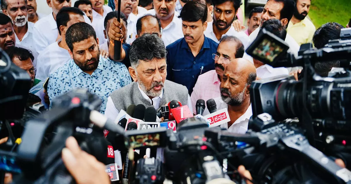 ನಾನು 140 ಶಾಸಕರ ಅಧ್ಯಕ್ಷ; ಗುಂಪುಗಾರಿಕೆ ನನ್ನ ರಕ್ತದಲ್ಲೇ ಇಲ್ಲ: ಡಿ.ಕೆ.ಶಿವಕುಮಾರ್ ನಾನು 140 ಶಾಸಕರ ಅಧ್ಯಕ್ಷ; ಗುಂಪುಗಾರಿಕೆ ನನ್ನ ರಕ್ತದಲ್ಲೇ ಇಲ್ಲ: ಡಿ.ಕೆ.ಶಿವಕುಮಾರ್