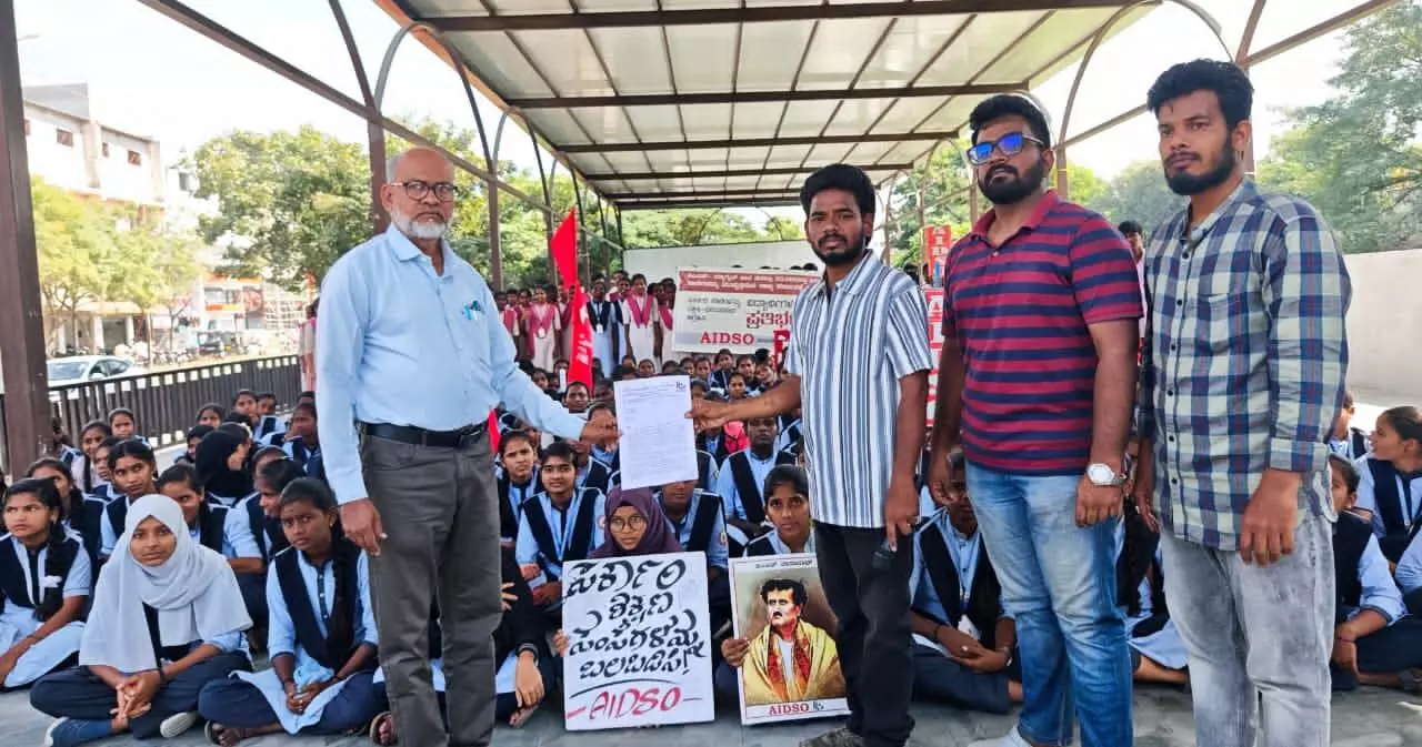 ರಾಯಚೂರು | ಕೆಪಿಎಸ್-ಮ್ಯಾಗ್ನೆಟ್ ಯೋಜನೆಯಡಿ ಸರಕಾರಿ ಶಾಲೆಗಳನ್ನು ಮುಚ್ಚುವ ನಿರ್ಧಾರ ಖಂಡಿಸಿ  ಪ್ರತಿಭಟನೆ