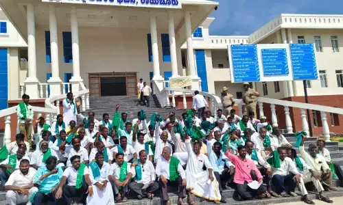 ರಾಯಚೂರು | ಮಳೆಯಿಂದ ಬೆಳೆ ನಷ್ಟ :  ಪರಿಹಾರ ನೀಡುವಂತೆ ರೈತರಿಂದ ಪ್ರತಿಭಟನೆ