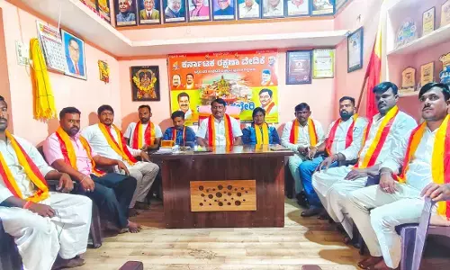 ರಾಯಚೂರು | ಪುಟ್‌ಪಾತ್‌ ತೆರವು ಕಾರ್ಯಾಚರಣೆಯಲ್ಲಿ ತಾಲೂಕು ಆಡಳಿತ ವಿಫಲ : ಕರವೇ ಆರೋಪ