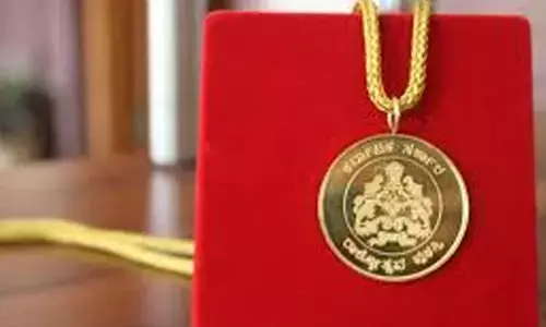 ರಾಜ್ಯೋತ್ಸವ ಪ್ರಶಸ್ತಿ, ಸಾಧಕರ ತಲೆ ಎಷ್ಟು ಬಾಗಬೇಕು?