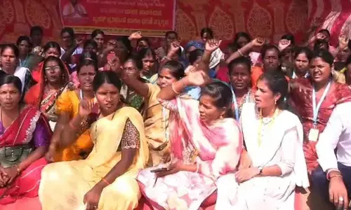 ಬೀದರ್ | ವೇತನಕ್ಕಾಗಿ ಆಗ್ರಹಿಸಿ ಗ್ರಾಮ ಪಂಚಾಯತ್ ಸ್ವಚ್ಚತಾ ವಾಹನಿ ಮಹಿಳಾ ಸಿಬ್ಬಂದಿಗಳಿಂದ ಧರಣಿ