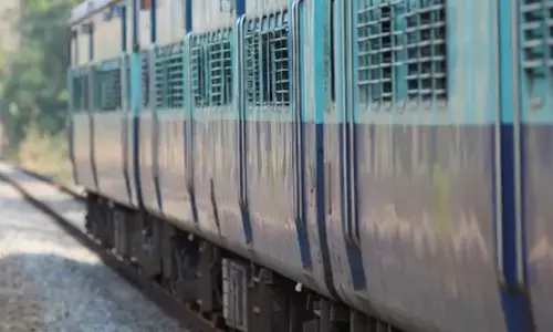 ಚಲಿಸುವ ರೈಲಿನಿಂದ ಹಾರಿದ ಪ್ರಯಾಣಿಕನನ್ನು ರಕ್ಷಿಸಿದ ರೈಲ್ವೆ ಪೊಲೀಸರು