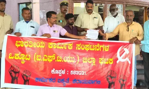 ಕೊಪ್ಪಳ |  ಕಟ್ಟಡ ಕಾರ್ಮಿಕರ ಬೇಡಿಕೆಗಳ ಈಡೇರಿಕೆಗೆ ಆಗ್ರಹಿಸಿ ಧರಣಿ