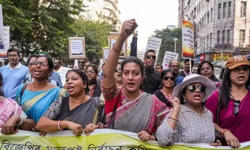 ಕೋಲ್ಕತಾ | ಎಸ್‌ಐಆರ್ ಕೆಲಸ ಆಗಲ್ಲ: ಸಿಇಒ ಕಚೇರಿಯಲ್ಲಿ ಬಿಎಲ್‌ಒಗಳ ಆಹೋರಾತ್ರಿ ಧರಣಿ