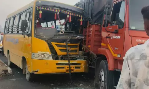 ರಾಯಚೂರು | ಶಾಲಾ ವಾಹನ- ಮಿನಿ ಲಾರಿ ನಡುವೆ ಅಪಘಾತ : 10ಕ್ಕೂ ಅಧಿಕ ಮಕ್ಕಳಿಗೆ ಗಾಯ