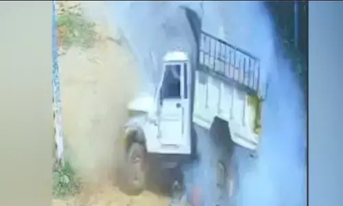 ಮಡಿಕೇರಿ | ಪಿಕ್ ಅಪ್ ವಾಹನ ಪಲ್ಟಿ; ಚಾಲಕ, ಕಾರ್ಮಿಕರಿಗೆ ಗಾಯ