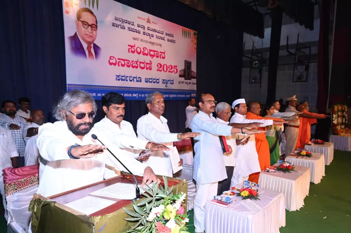 ಸಂವಿಧಾನದ ಆಶಯಗಳಂತೆ ನಾವೆಲ್ಲರೂ ಬದುಕೋಣ : ಸಚಿವ ಈಶ್ವರ್ ಖಂಡ್ರೆ ಸಂವಿಧಾನದ ಆಶಯಗಳಂತೆ ನಾವೆಲ್ಲರೂ ಬದುಕೋಣ : ಸಚಿವ ಈಶ್ವರ್ ಖಂಡ್ರೆ