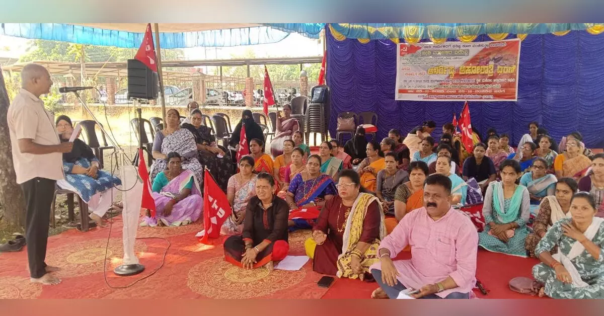 ಉಡುಪಿ | ಎರಡನೇ ದಿನವೂ ಮುಂದುವರೆದ ಬೀಡಿ ಕಾರ್ಮಿಕರ ಧರಣಿ