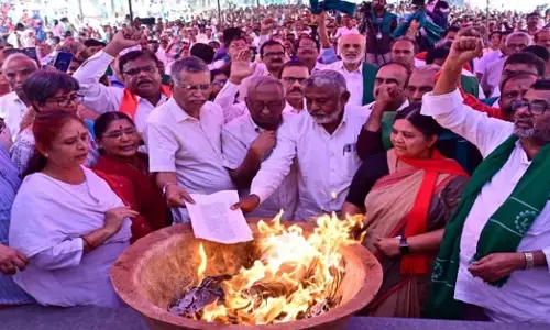 Bengaluru | ಕೇಂದ್ರ ಸರಕಾರದ ನೀತಿ, ರಾಜ್ಯ ಸರಕಾರದ ಧೋರಣೆಗಳ ವಿರುದ್ಧ ರೈತ-ಕಾರ್ಮಿಕರ ಪ್ರತಿಭಟನೆ