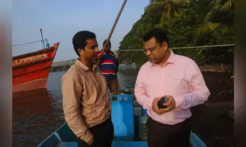 ಮಂಗಳೂರು | ಕಾಲುಸಂಕ ಕುಸಿತ ಸ್ಥಳಕ್ಕೆ ದೋಣಿಯಲ್ಲಿ ತೆರಳಿ ಪರಿಶೀಲಿಸಿದ ಜಿಲ್ಲಾಧಿಕಾರಿ