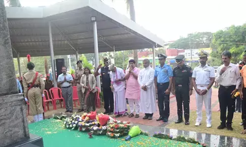 ಮಂಗಳೂರು | ಕದ್ರಿ ಹುತಾತ್ಮ ಯೋಧರ ಸ್ಮಾರಕದಲ್ಲಿ ಗೌರವಾರ್ಪಣೆ : ಸಂವಿಧಾನದ ಪೀಠಿಕೆ ವಾಚನ