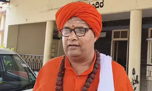 ಸಿದ್ದರಾಮಯ್ಯ ಅವರು ಸಿಎಂ ಸ್ಥಾನ ಬಿಟ್ಟು ಕೊಡಲಿ, ಇಲ್ಲದಿದ್ದರೆ ಸರಕಾರವೇ ಉರುಳಬಹುದು: ವೀರೇಶ್ವರ ಸ್ವಾಮೀಜಿ