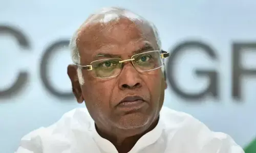 ನಾಯಕತ್ವ ಬದಲಾವಣೆ ಚರ್ಚೆ | ಸಿದ್ದರಾಮಯ್ಯ, ಡಿ.ಕೆ.ಶಿವಕುಮಾರ್ ರನ್ನು ದಿಲ್ಲಿಗೆ ಕರೆಸಿ ಮುಂದಿನ ತೀರ್ಮಾನ : ಮಲ್ಲಿಕಾರ್ಜುನ ಖರ್ಗೆ