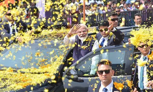 ಉಡುಪಿ ನಗರದಲ್ಲಿ ಪ್ರಧಾನಿ ನರೇಂದ್ರ ಮೋದಿ ರೋಡ್‌ಶೋ; ಸಾವಿರಾರು ಜನರಿಂದ ಪುಷ್ಪವೃಷ್ಠಿ
