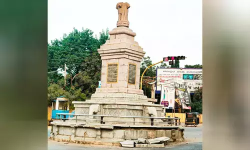 ಕೊಪ್ಪಳ| ಅಶೋಕ ವೃತ್ತಕ್ಕೆ ವಾಹನ ಢಿಕ್ಕಿ: ಕಳಚಿ ಬಿದ್ದ ಕಲ್ಲುಗಳು