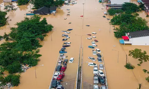 ಭೀಕರ ಪ್ರವಾಹಕ್ಕೆ ತತ್ತರಿಸಿದ ದಕ್ಷಿಣ ಥೈಲ್ಯಾಂಡ್; 145 ಬಲಿ, ಸಾವಿರಾರು ಜನರ ಸ್ಥಳಾಂತರ