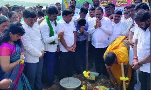 ಹೊಸಮದಗದ ಕೆರೆ ಸಮೀಪ 50 ಕೋಟಿ ವೆಚ್ಚದ ಅಭಿವೃದ್ಧಿ ಕಾಮಗಾರಿಗೆ ಚಾಲನೆ ನೀಡಿದ ಶಾಸಕ ಕೆ.ಎಸ್.ಆನಂದ್ ಹೊಸಮದಗದ ಕೆರೆ ಸಮೀಪ 50 ಕೋಟಿ ವೆಚ್ಚದ ಅಭಿವೃದ್ಧಿ ಕಾಮಗಾರಿಗೆ ಚಾಲನೆ ನೀಡಿದ ಶಾಸಕ ಕೆ.ಎಸ್.ಆನಂದ್