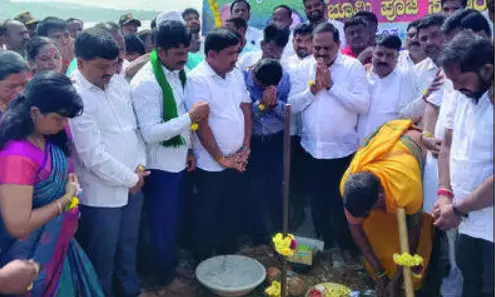 ಹೊಸಮದಗದ ಕೆರೆ ಸಮೀಪ 50 ಕೋಟಿ ವೆಚ್ಚದ ಅಭಿವೃದ್ಧಿ ಕಾಮಗಾರಿಗೆ ಚಾಲನೆ ನೀಡಿದ ಶಾಸಕ ಕೆ.ಎಸ್.ಆನಂದ್