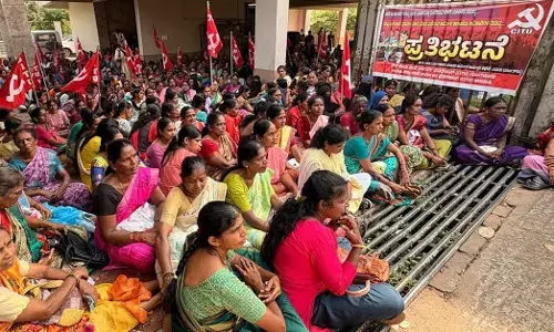 ಮಂಗಳೂರು | ಸಹಾಯಕ ಕಾರ್ಮಿಕರ ಆಯುಕ್ತರ ಕಚೇರಿಗೆ ಬೀಡಿ ಕಾರ್ಮಿಕರ ಮುತ್ತಿಗೆ