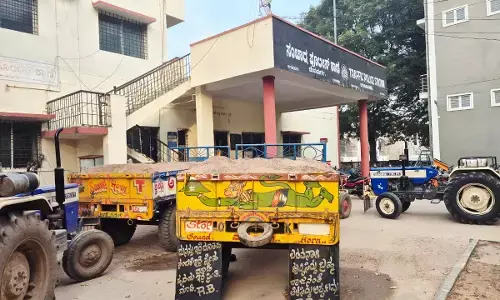 ರಾಯಚೂರು| ಅಕ್ರಮ ಮರಳು ಸಾಗಾಟದ ವೇಳೆ ಪೊಲೀಸರಿಂದ ದಾಳಿ: ಮರಳು ಸಹಿತ ಟ್ರ್ಯಾಕ್ಟರ್ ವಶಕ್ಕೆ