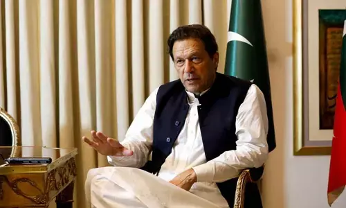 ದೇಶ ಬಿಟ್ಟು ತೆರಳುವಂತೆ ಇಮ್ರಾನ್ ಖಾನ್‍ಗೆ ಒತ್ತಡ: ಪಿಟಿಐ ನಾಯಕರ ಹೇಳಿಕೆ