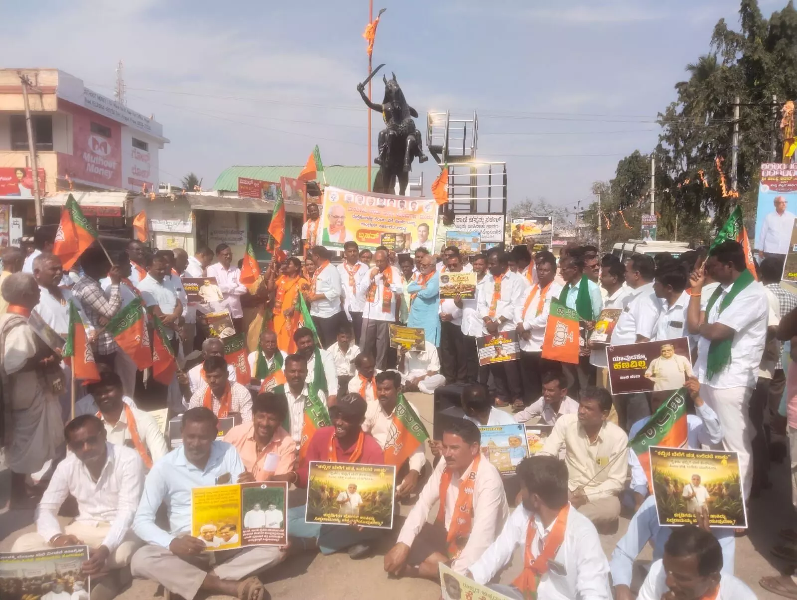 ಕೊಪ್ಪಳ| ಮೆಕ್ಕೆಜೋಳಕ್ಕೆ ಬೆಂಬಲ ಬೆಲೆ ನೀಡುವಂತೆ ಆಗ್ರಹಿಸಿ ಬಿಜೆಪಿಯಿಂದ ಪ್ರತಿಭಟನೆ ಕೊಪ್ಪಳ| ಮೆಕ್ಕೆಜೋಳಕ್ಕೆ ಬೆಂಬಲ ಬೆಲೆ ನೀಡುವಂತೆ ಆಗ್ರಹಿಸಿ ಬಿಜೆಪಿಯಿಂದ ಪ್ರತಿಭಟನೆ