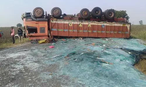 Raichur | ರಸ್ತೆ ಮಧ್ಯೆ ಅಡ್ಡಲಾಗಿ ಪಲ್ಟಿಯಾದ ಗಾಜು ತುಂಬಿದ್ದ ಲಾರಿ; ಇಬ್ಬರಿಗೆ ಗಾಯ