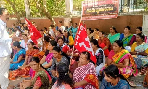 ಮಂಗಳೂರು: ಬಿಸಿಯೂಟ ನೌಕರರ ವೇತನ ಹೆಚ್ಚಳಕ್ಕಾಗಿ ಅನಿರ್ದಿಷ್ಟಾವಧಿ ಧರಣಿ