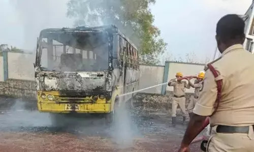 Udupi | ಅಗ್ನಿ ಅವಘಢ: ಹಳೆಯ ಶಾಲಾ ಬಸ್ ಬೆಂಕಿಗಾಹುತಿ