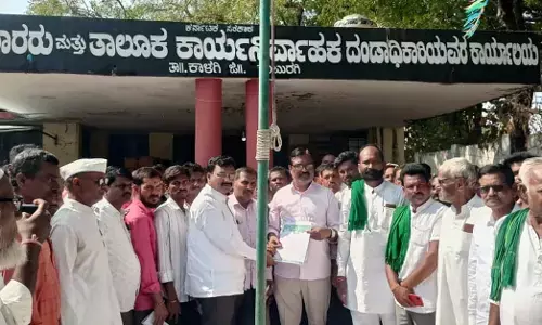 ಕಾಳಗಿ| ಬೆಳೆ ಪರಿಹಾರ: ತಹಸೀಲ್ದಾರ್ ಕಚೇರಿ ಎದುರು ರೈತರ ಆಕ್ರೋಶ