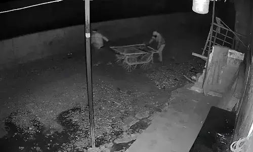 Belagavi | ತಳ್ಳುಗಾಡಿ ತಂದು ಎಟಿಎಂ ಯಂತ್ರವನ್ನೇ ಹೊತ್ತೊಯ್ದ ದುಷ್ಕರ್ಮಿಗಳು; ಸಿಸಿಟಿವಿಯಲ್ಲಿ ದೃಶ್ಯ ಸೆರೆ
