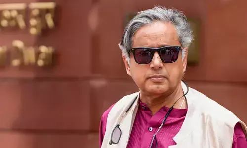 ಸಂಚಾರ ಸಾಥಿ ಆ್ಯಪ್: ಕೇಂದ್ರದ ತರ್ಕವನ್ನು ಪ್ರಶ್ನಿಸಿದ ತರೂರ್