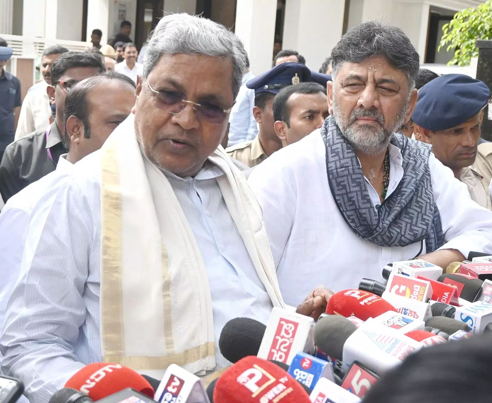 ಸಿಎಂ-ಡಿಸಿಎಂ ಉಪಹಾರ ಸಭೆ; ಚಿತ್ರಗಳಲ್ಲಿ ನೋಡಿ...