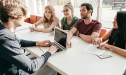 ನೆಮ್ಮದಿ ಕಸಿದ ಕುಸಿಯುತ್ತಿರುವ ರೂಪಾಯಿ ಮೌಲ್ಯ; ವಿದೇಶದಲ್ಲಿ ಓದುತ್ತಿರುವ ವಿದ್ಯಾರ್ಥಿಗಳ ಜೀವನ ವೆಚ್ಚ ದುಬಾರಿ!