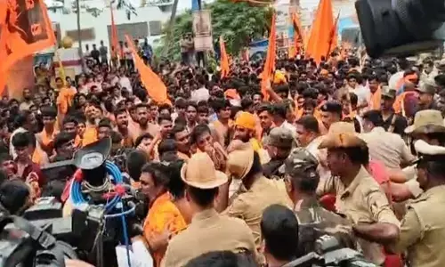 ಶ್ರೀರಂಗಪಟ್ಟಣ | ಹನುಮ ಮಾಲಾಧಾರಿಗಳ ಸಂಕೀರ್ತನಾ ಯಾತ್ರೆ: ಜಾಮಿಯಾ ಮಸೀದಿಗೆ ನುಗ್ಗಲು ಯತ್ನ; ಪೊಲೀಸರ ನಡುವೆ ಚಕಮಕಿ