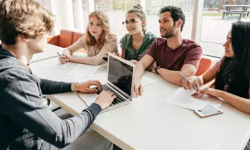 ನೆಮ್ಮದಿ ಕಸಿದ ಕುಸಿಯುತ್ತಿರುವ ರೂಪಾಯಿ ಮೌಲ್ಯ; ವಿದೇಶದಲ್ಲಿ ಓದುತ್ತಿರುವ ವಿದ್ಯಾರ್ಥಿಗಳ ಜೀವನ ವೆಚ್ಚ ದುಬಾರಿ!