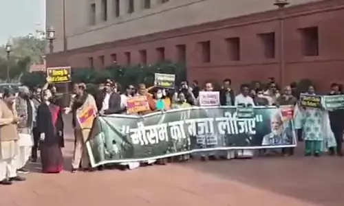 ಚಳಿಗಾಲದ ಅಧಿವೇಶನ| ದಿಲ್ಲಿಯಲ್ಲಿನ ವಾಯು ಮಾಲಿನ್ಯದ ವಿರುದ್ಧ ಸಂಸತ್ತಿನಲ್ಲಿ ವಿಪಕ್ಷಗಳಿಂದ ಪ್ರತಿಭಟನೆ