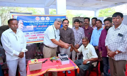 ಕಲಬುರಗಿ| ಡಾ.ಅಂಬೇಡ್ಕರ್ ಅವರ 69ನೇ ಮಹಾಪರಿನಿರ್ವಾಣ: ಬಡ ಜನರಿಗೆ ಉಚಿತ ಕನ್ನಡಕ ವಿತರಣೆ