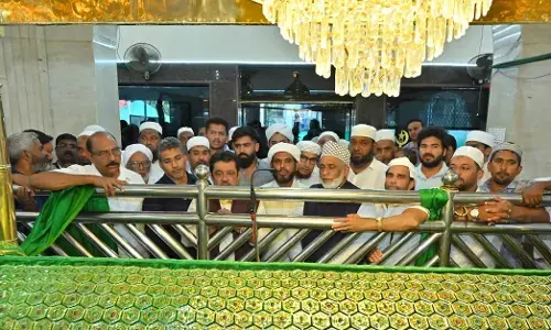 ಉಳ್ಳಾಲ ದರ್ಗಾಕ್ಕೆ ವಸತಿ ಸಚಿವ ಝಮೀರ್ ಅಹ್ಮದ್ ಭೇಟಿ