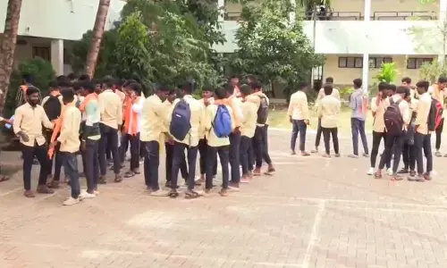 Haveri | ಹಿಜಾಬ್ ಧರಿಸಿದ್ದಕ್ಕೆ ಆಕ್ಷೇಪ; ಕೇಸರಿ ಶಾಲು ಧರಿಸಿ ಕಾಲೇಜಿಗೆ ಬಂದ ವಿದ್ಯಾರ್ಥಿಗಳು!