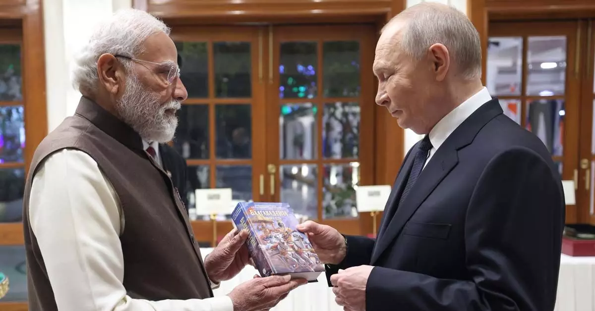 ರಶ್ಯ ಅಧ್ಯಕ್ಷ ಪುಟಿನ್‌ಗೆ ಭಗವದ್ಗೀತೆ ಉಡುಗೊರೆ ನೀಡಿದ ಪ್ರಧಾನಿ ಮೋದಿ