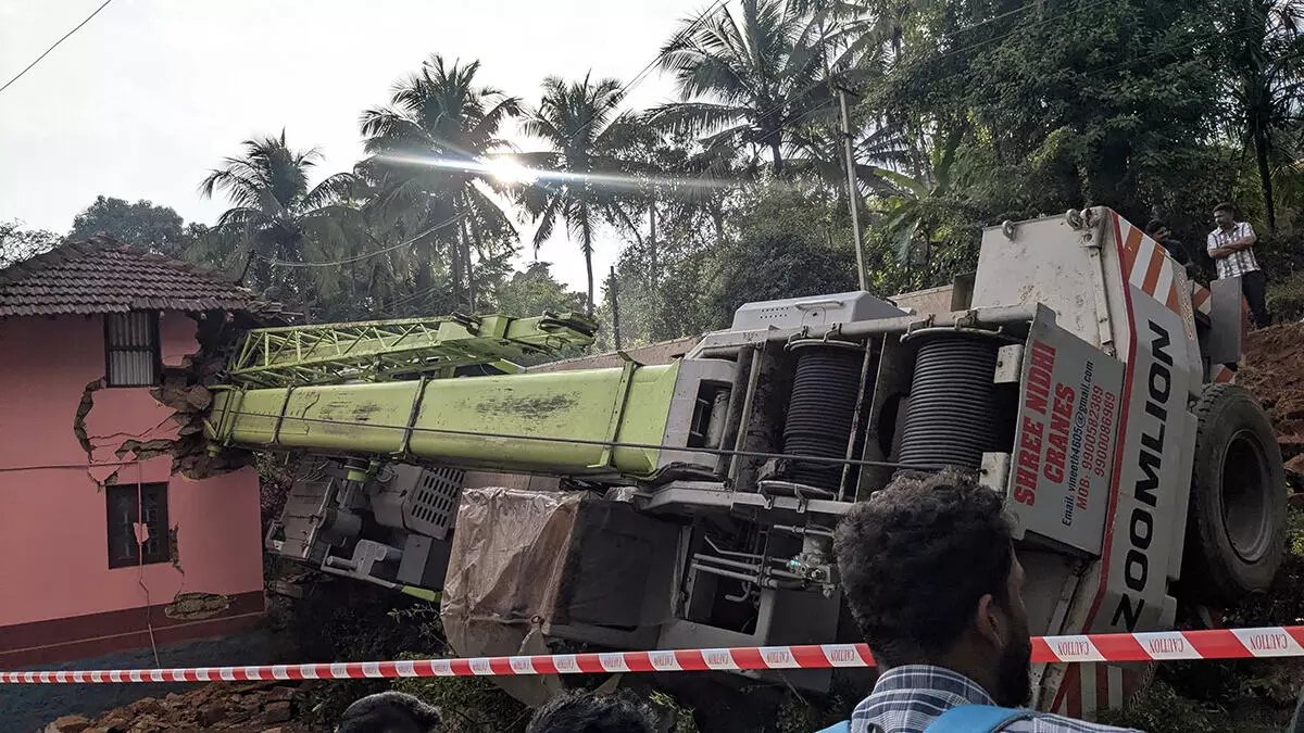 ಮೂಡುಬಿದಿರೆ | ಮನೆ ಮೇಲೆ ಉರುಳಿಬಿದ್ದ ಬೃಹತ್ ಕ್ರೇನ್; ಮನೆಗೆ ಹಾನಿ