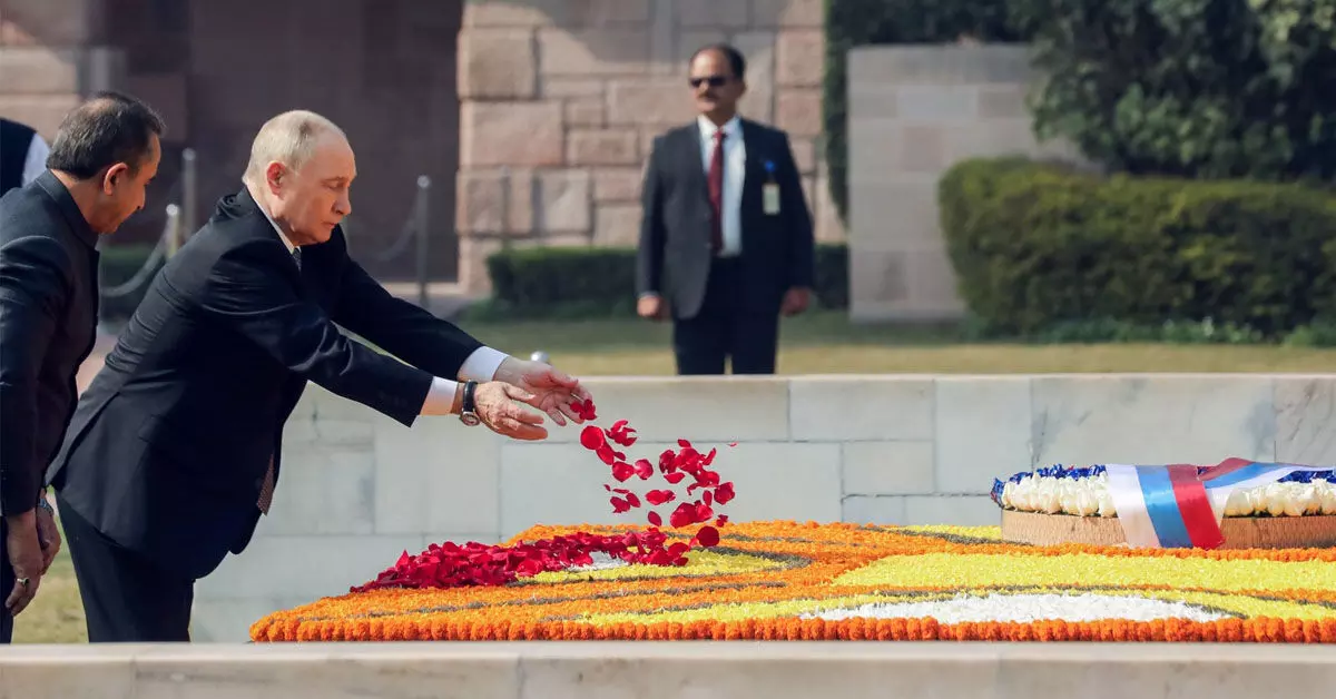 ರಾಜಘಾಟ್‌ ಗೆ ಪುಟಿನ್ ಭೇಟಿ: ಗಾಂಧೀಜಿಯವರಿಗೆ ನಮನ