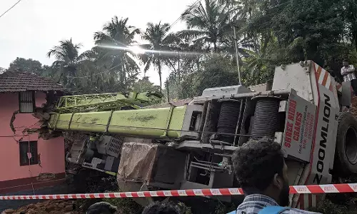 ಮೂಡುಬಿದಿರೆ | ಮನೆ ಮೇಲೆ ಉರುಳಿಬಿದ್ದ ಬೃಹತ್ ಕ್ರೇನ್; ಮನೆಗೆ ಹಾನಿ
