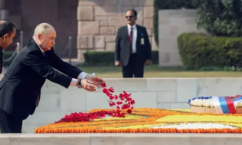 ರಾಜಘಾಟ್‌ ಗೆ ಪುಟಿನ್ ಭೇಟಿ: ಗಾಂಧೀಜಿಯವರಿಗೆ ನಮನ