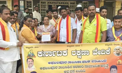 ಕಲಬುರಗಿ| ಬದಲಿ ನೌಕರರನ್ನು ಹೊರ ಹಾಕುವಂತೆ ಆಗ್ರಹಿಸಿ ಕರವೇ ಪ್ರತಿಭಟನೆ
