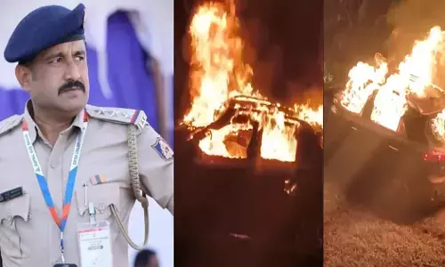 Dharwad | ಡಿವೈಡರ್​ಗೆ ಢಿಕ್ಕಿ ಹೊಡೆದು ಹೊತ್ತಿ ಉರಿದ ಕಾರು; ಲೋಕಾಯುಕ್ತ ಇನ್ಸ್​ಪೆಕ್ಟರ್ ಸಜೀವ ದಹನ